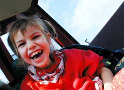 lea-in-seilbahn-2 Lea lacht